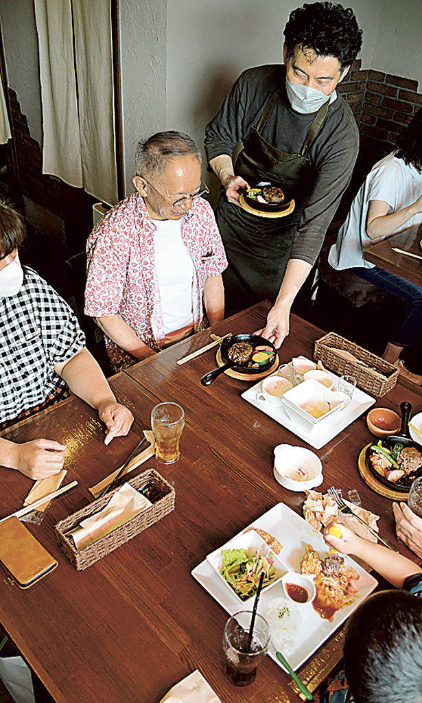 参加者にランチが振る舞われた里親家庭の交流会＝静岡市駿河区のレストラン「グラッチェ」
