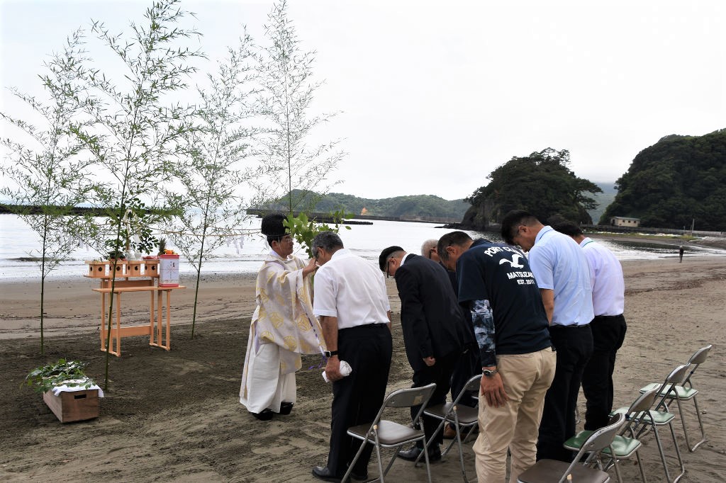 海の安全を祈願する関係者＝松崎町の松崎海岸