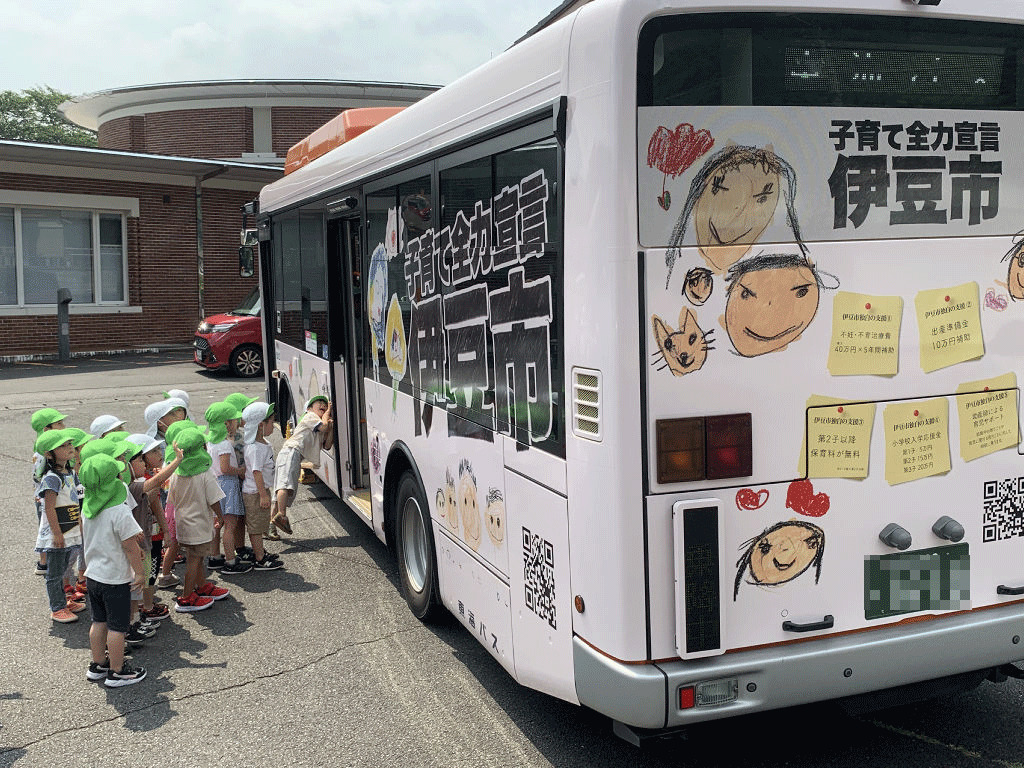 伊豆市内３こども園の年中児が描いた絵を使ったラッピングバス＝同市内（画像の一部を加工しています）