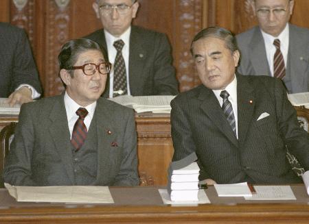 衆院本会議で話し合う安倍晋太郎外相（左）と中曽根康弘首相＝１９８５年