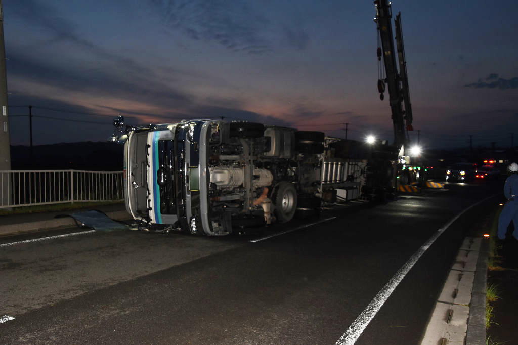 突風にあおられて横転したとみられるトラック＝４日午後７時２０分ごろ、掛川市千浜（画像の一部を加工しています）
