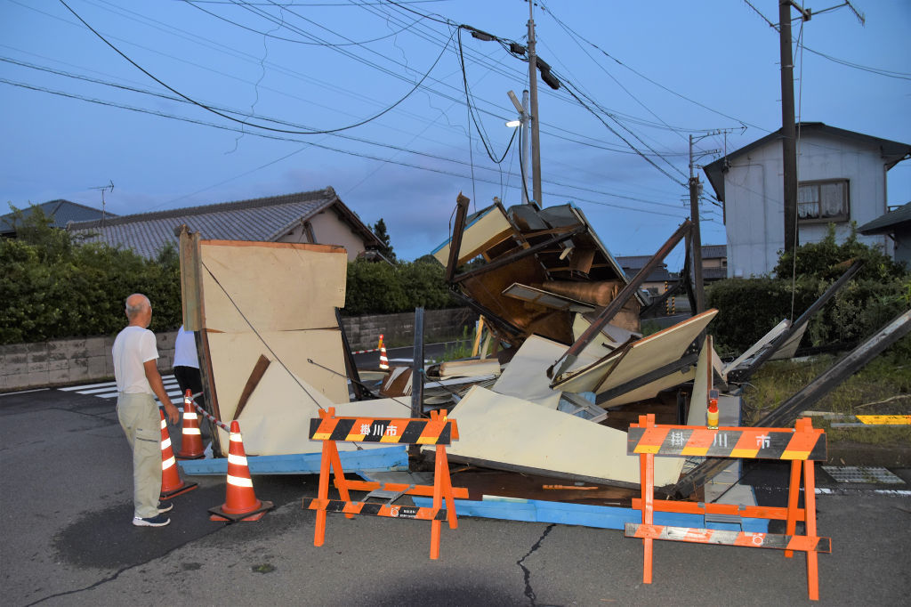 突風で飛ばされ、大きく破損した木造倉庫＝４日午後７時ごろ、掛川市国包