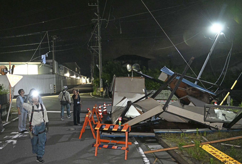 突風により吹き飛ばされたとみられる倉庫＝４日午後８時５０分ごろ、掛川市国包