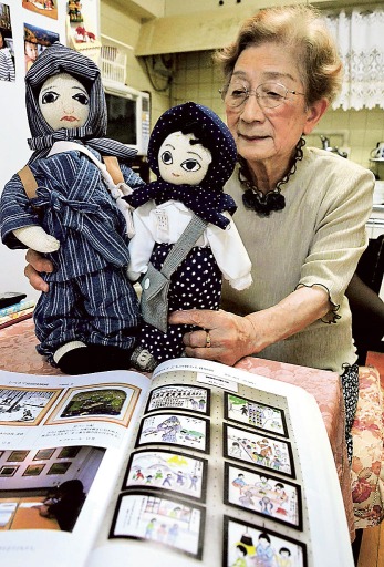 静岡大空襲を振り返る桑原政江さん。戦時中の母親と自身をモチーフにした人形を自作し、毎年夏になると飾るという＝１６日、静岡市葵区