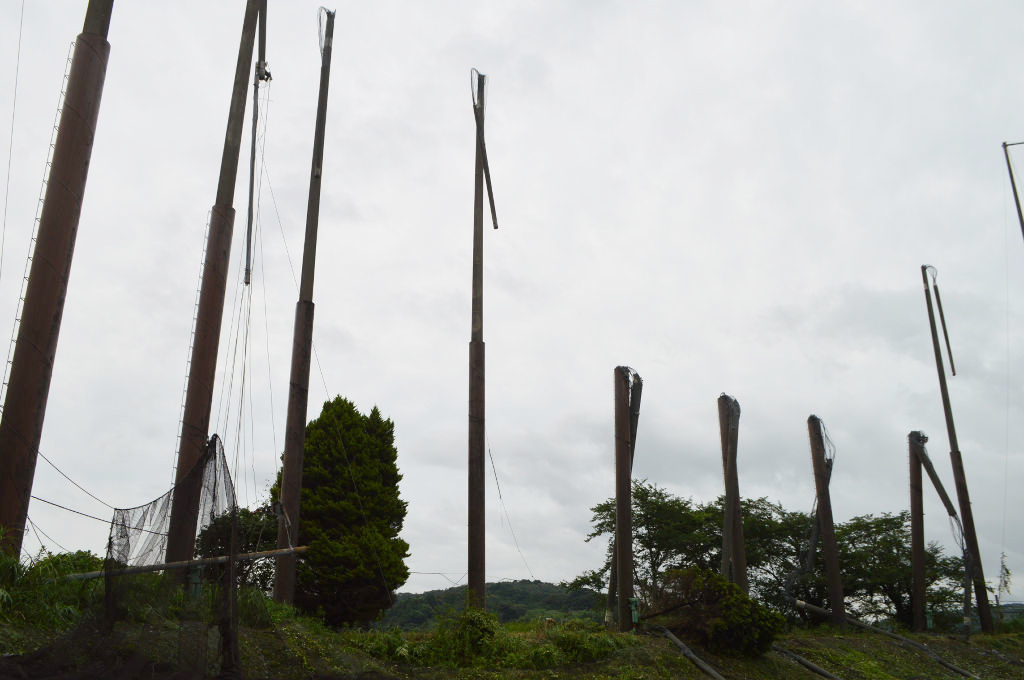 ネットが突風を受けて折れた支柱＝５日午前９時２０分ごろ、掛川市満水の掛川ゴルフガーデン