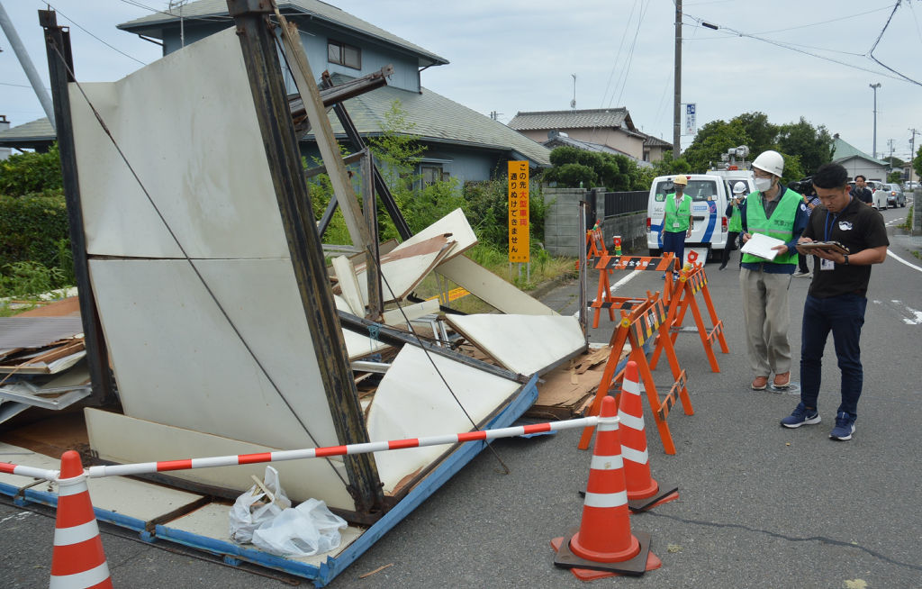 倉庫が飛ばされた現場を確認する静岡地方気象台の職員ら＝５日午後２時２５分ごろ、掛川市国包