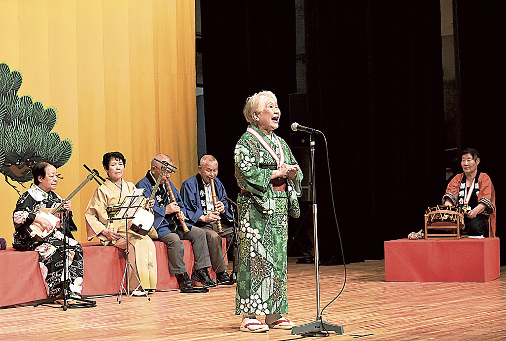 自慢の歌声を披露する参加者＝三島市の市民文化会館