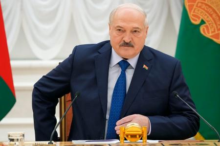 ６日、ベラルーシ・ミンスクで外国特派員らの取材に応じるルカシェンコ大統領（ＡＰ＝共同）