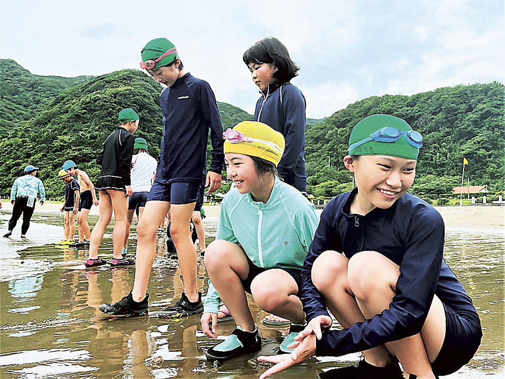 海水浴を楽しむ児童ら＝西伊豆町宇久須