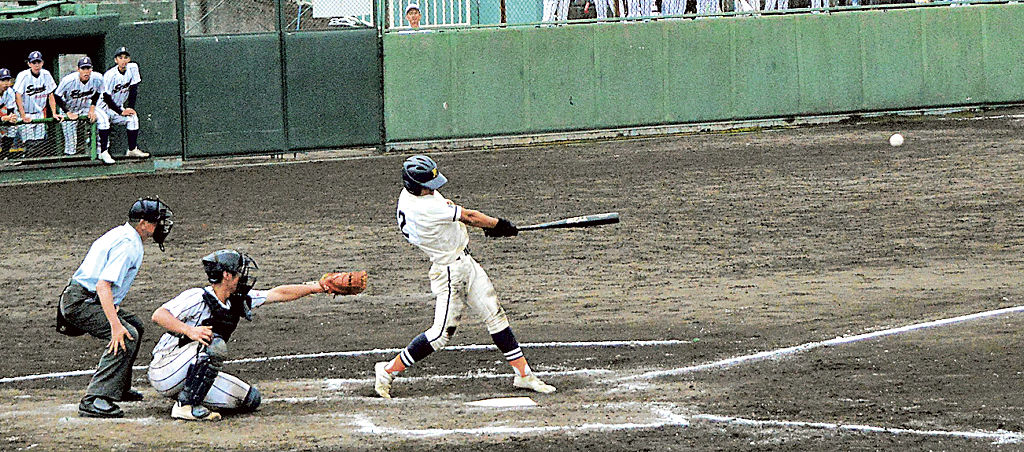 富士宮北―静岡東　富士宮北９回表一死満塁、内田が走者一掃の二塁打を放つ＝富士球場