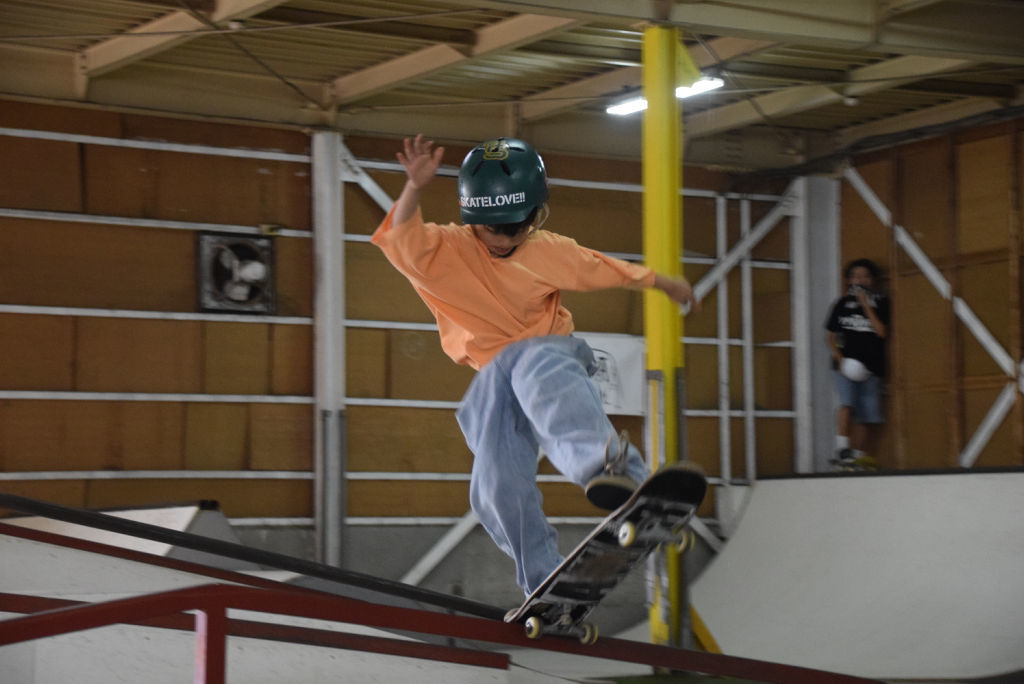 スケートボードの技を披露する出場者＝浜松市南区卸本町の「ヌートリアスケートパーク」