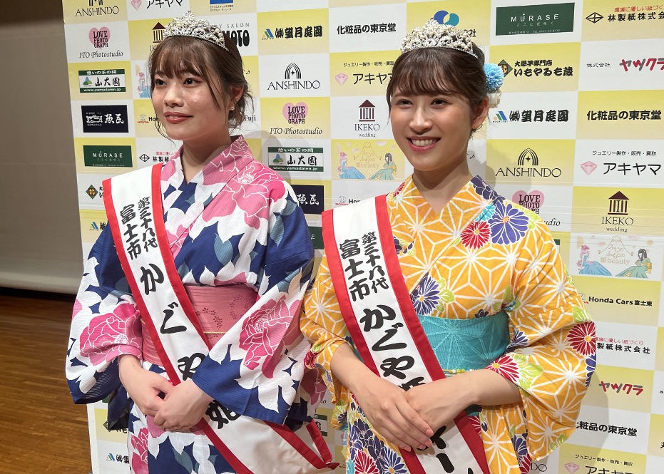 かぐや姫クイーンに輝いた松本さん（右）とかぐや姫の近藤さん＝富士市のラ・ホール富士