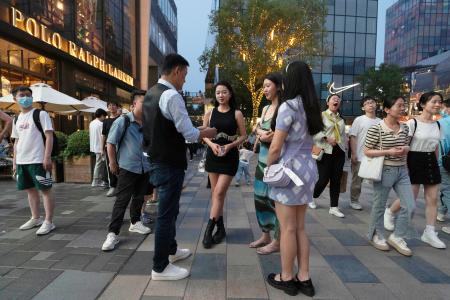 北京で人気のショッピングモールを訪れ、買い物を楽しむ人たち＝６月（ＡＰ＝共同）