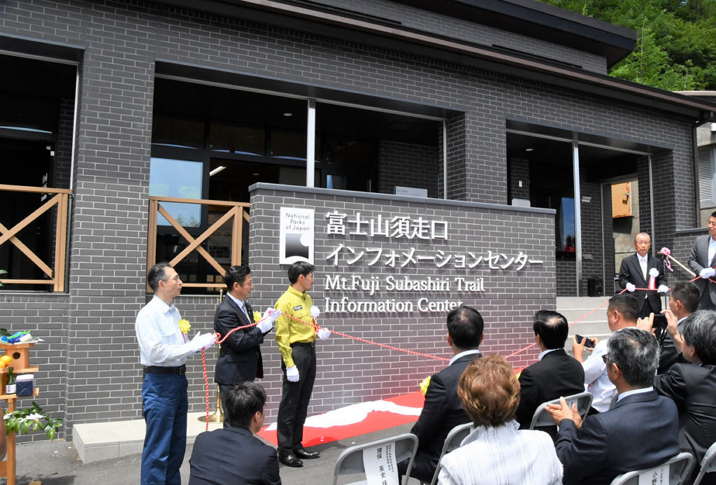 須走口５合目に開所したインフォメーションセンター＝小山町須走