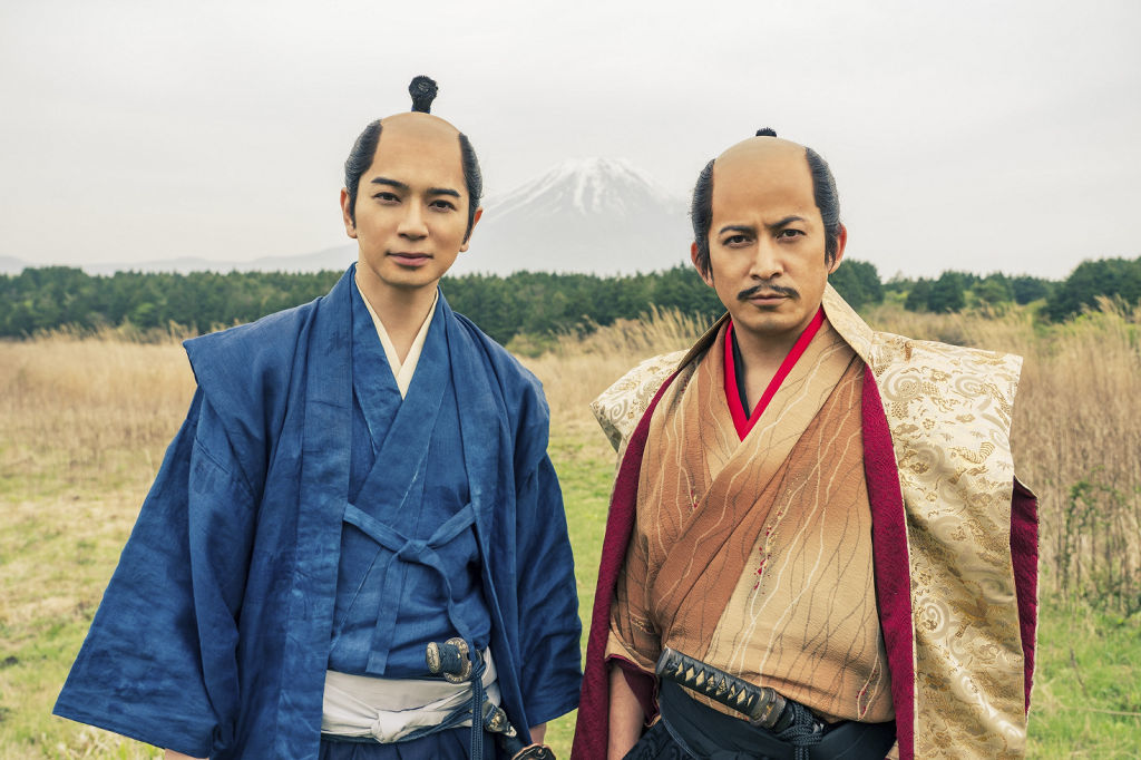 静岡県で一部の撮影を行った松本潤さん（左）と岡田准一さん（ＮＨＫ提供）