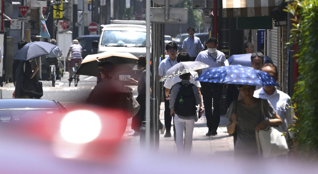 強い日差しが照りつけ厳しい暑さとなった中、日傘を差して行き交う人たち＝１０日午後０時３３分、静岡市葵区（写真部・久保田竜平）