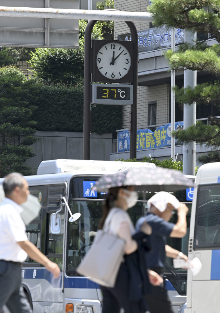 厳しい暑さの中、静岡市役所前に設置された温度計は３７度表示した＝１０日午後０時７分、同市葵区（写真部・久保田竜平）