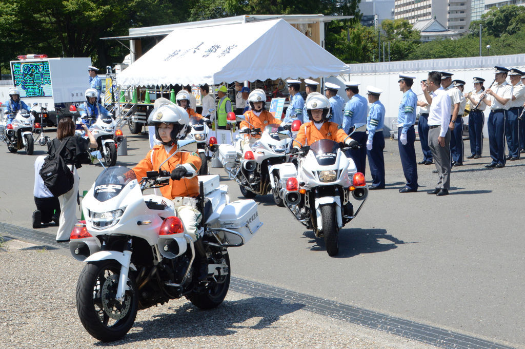 出発式後、パトロールに出発する白バイやパトカー＝１１日午前、静岡市葵区の駿府城公園