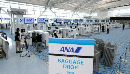 羽田空港第２ターミナルで、報道陣に公開された国際線施設の出発カウンター＝１３日午前