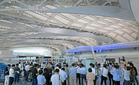 羽田空港第２ターミナルで、報道陣に公開された国際線施設の出発カウンター＝１３日午前