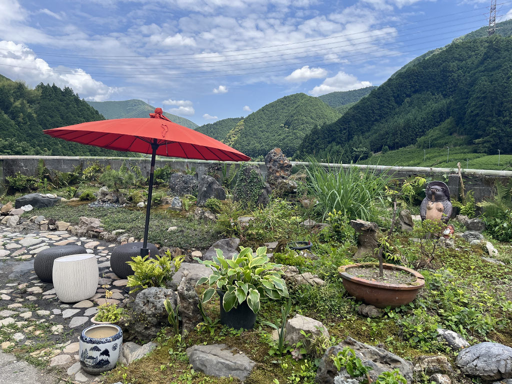 「かもしか」の庭の一部。日本庭園風に整備した