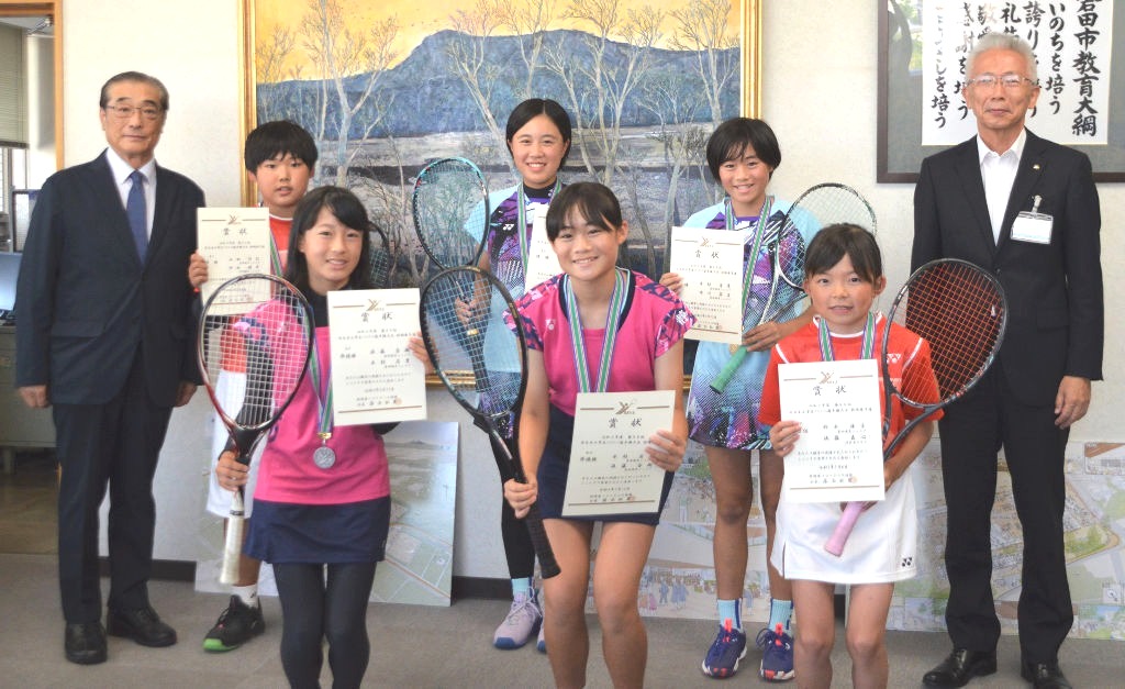 全日本小学生ソフトテニス選手権大会に出場する磐田市内の児童ら＝磐田市役所