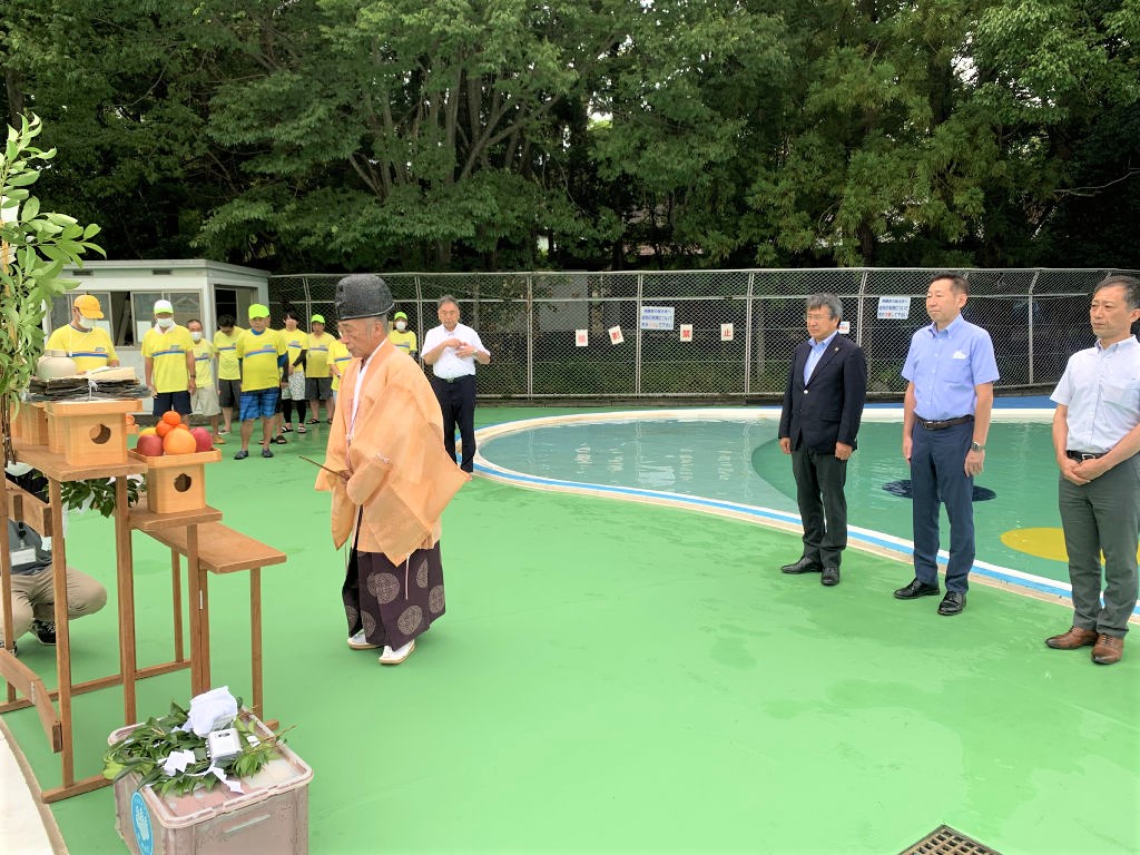 安全祈願祭で無事故を願う出席者＝伊豆の国市田京の広瀬公園水泳プール