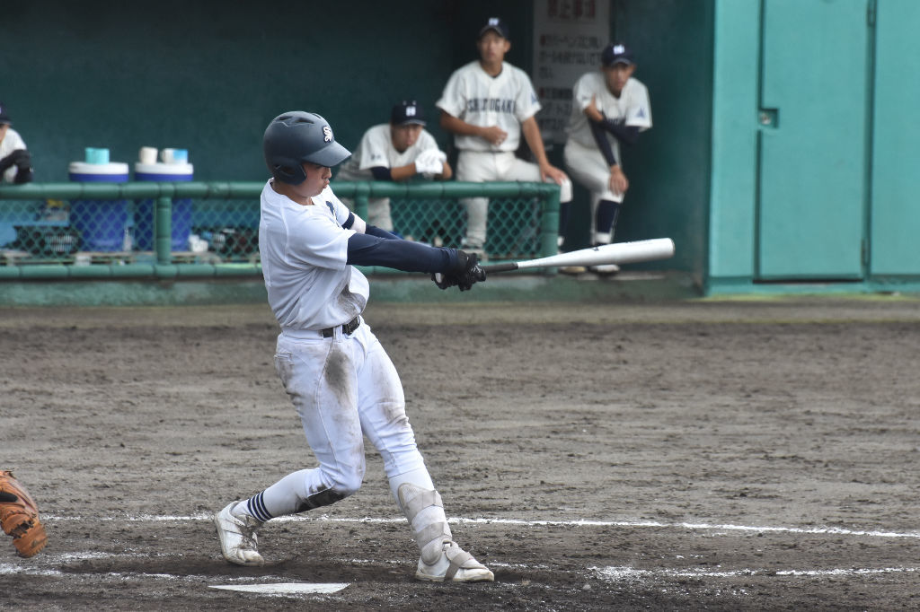 静岡学園－島田商　４回裏１死一、二塁、島田商の前島が逆転の３点本塁打を放つ＝島田球場