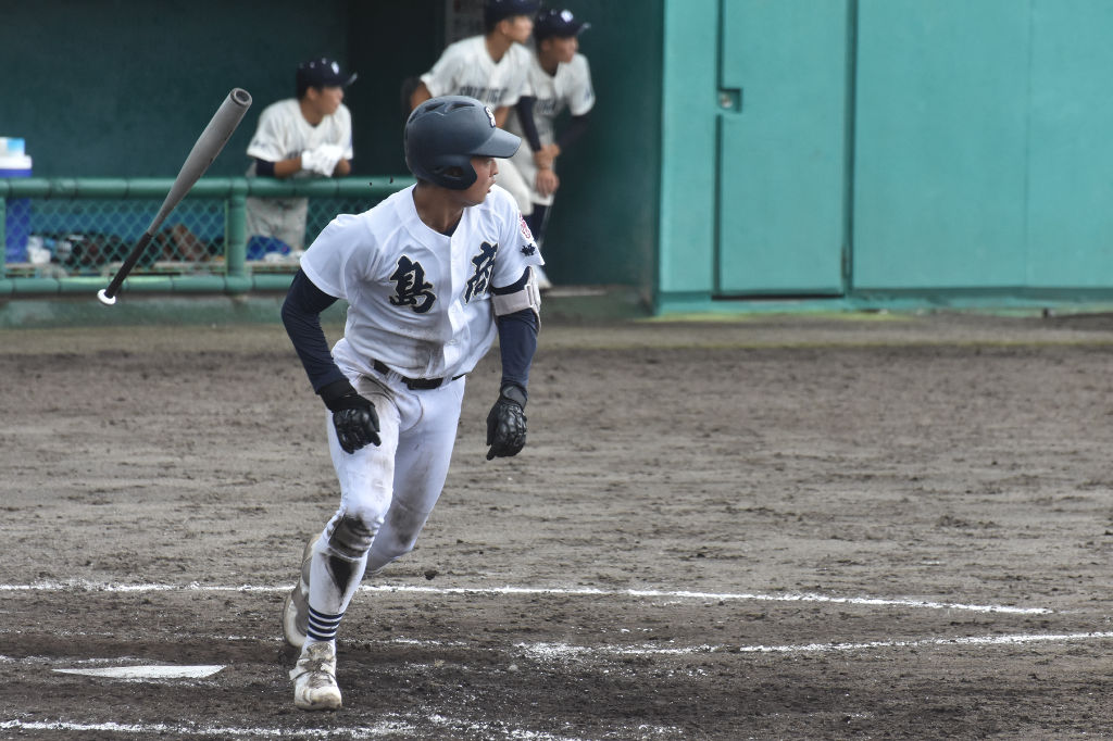 静岡学園－島田商４回裏１死一、二塁、島田商の前島が逆転の３点本塁打を放つ＝島田球場