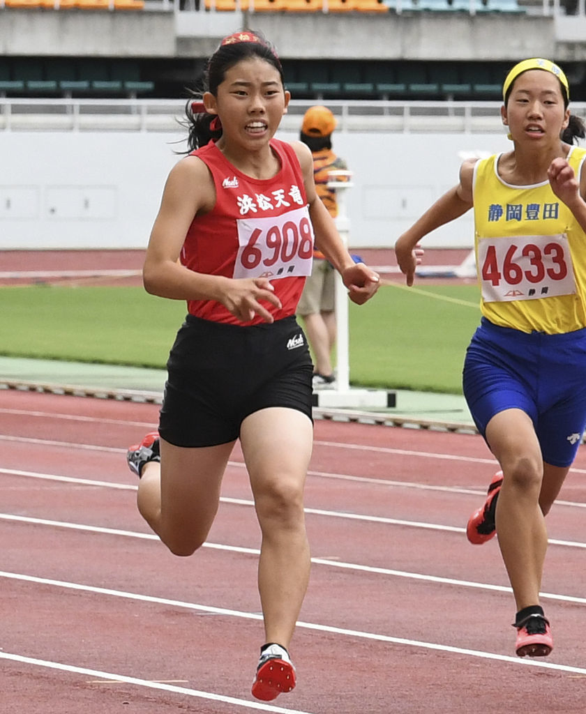 女子３年１００メートル決勝　１２秒３５で優勝した浜松天竜の河村彩（左）＝エコパスタジアム