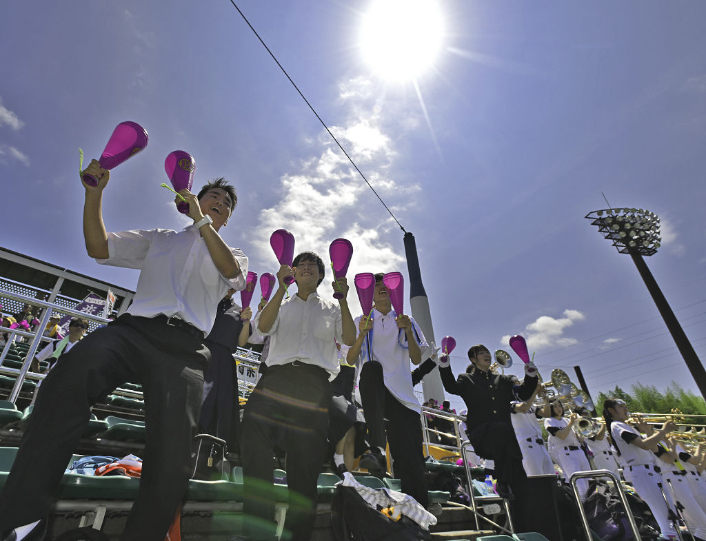 照りつける太陽の下、母校の選手に声援を送る生徒たち＝１６日午前、静岡市清水区の清水庵原球場