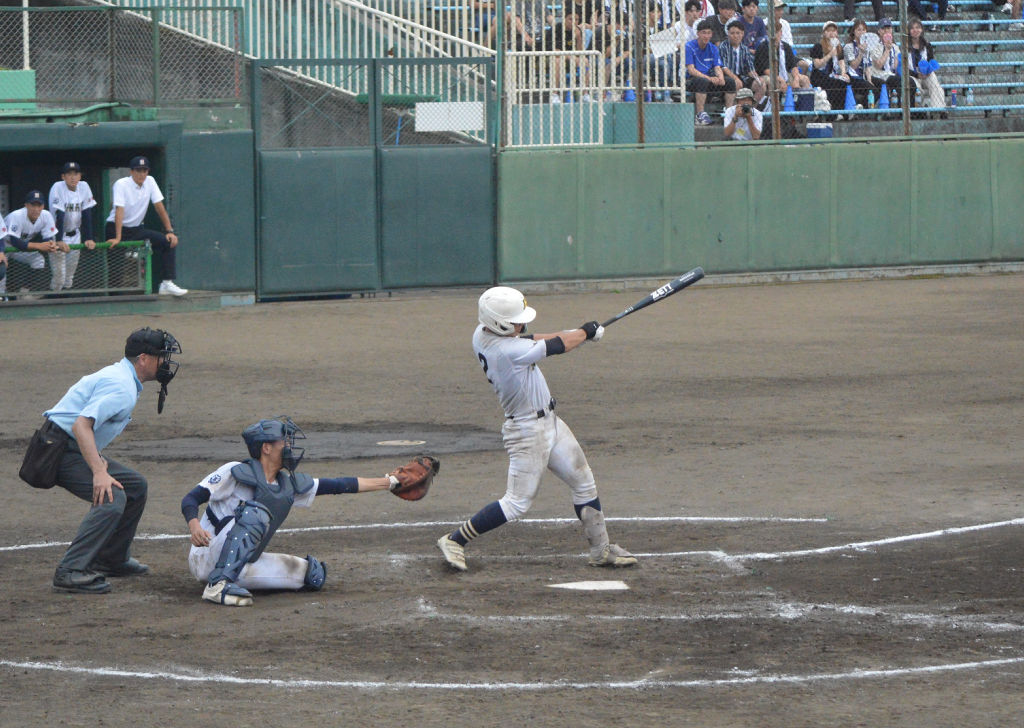 浜名―三島南　七回裏の三島南、１死一、三塁、鈴木が逆転の適時打を放つ＝富士球場