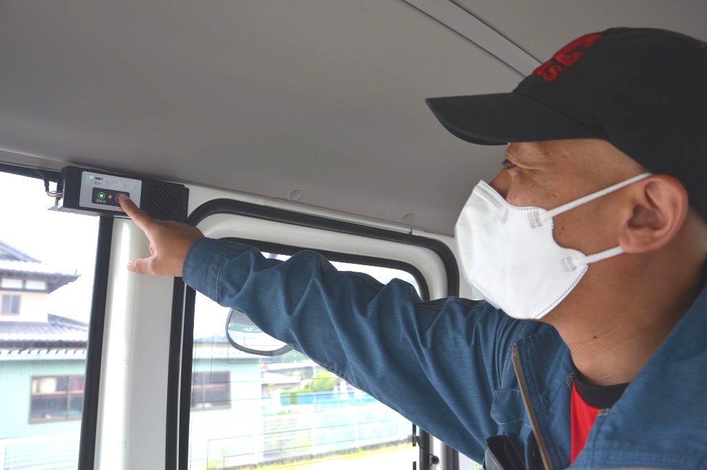 送迎バスの車内最後部に取り付けられた安全装置＝１４日、静岡市葵区の麻機幼稚園駐車場