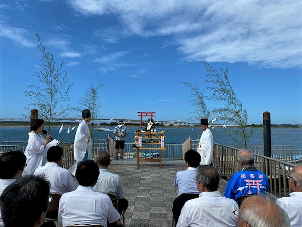 海水浴シーズン中の安全を祈願する関係者＝浜松市西区（提供写真）