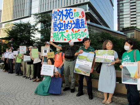 住民説明会の会場近くで、明治神宮外苑の再開発に抗議する人たち＝１７日午後、東京都千代田区