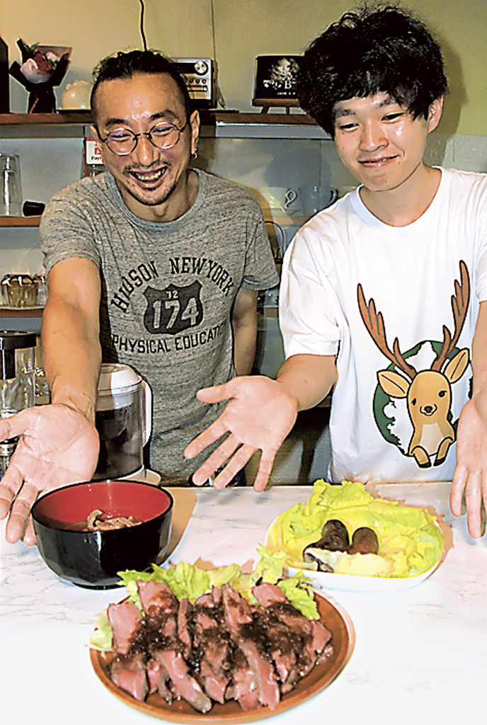 地元産ジビエを使った料理を提供する保苅さん（右）と小早川さん＝西伊豆町仁科