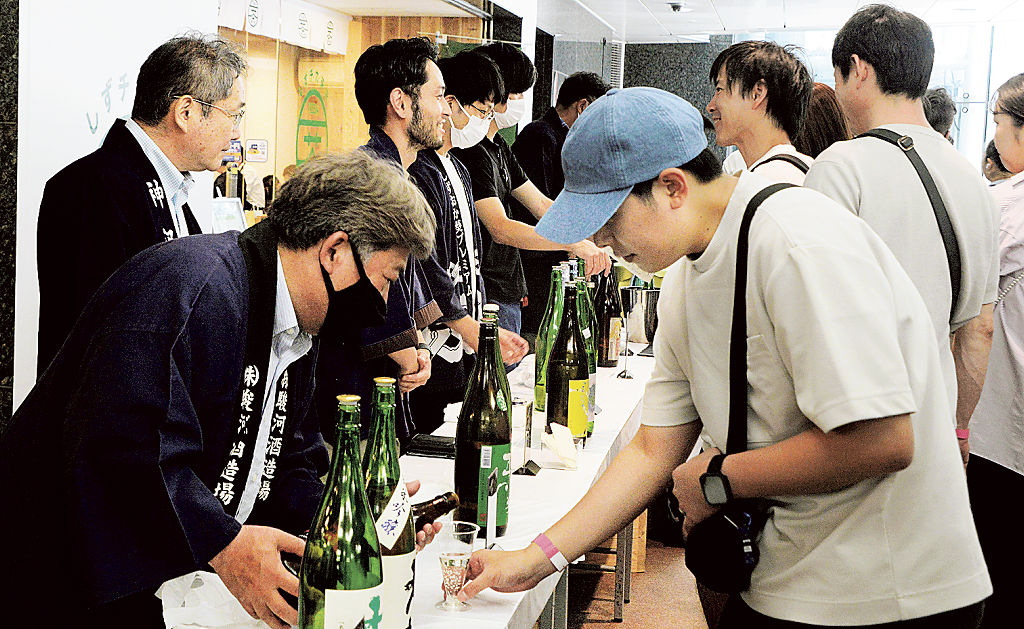 静岡市が開いた「しずおか酒蔵巡り」。県内外から参加者が訪れ、市内蔵元の日本酒を楽しんだ＝５月、静岡市葵区