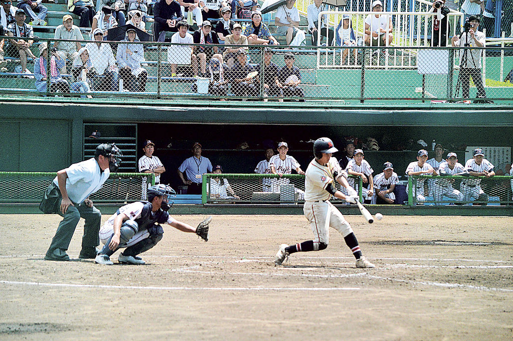 富士市立―静岡市立　４回裏１死二塁、静岡市立の横山が左越えに適時二塁打を放つ＝富士球場