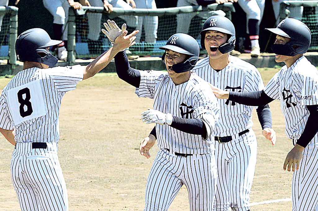 常葉大菊川－袋井　１回表常葉大菊川１死、満塁本塁打を放ち、生還した仲間に迎えられる佐藤（左から２人目）＝掛川球場