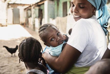 ポリオの予防接種を受けたガンビアの子ども（中央）＝２０２２年６月（日本ユニセフ協会提供）