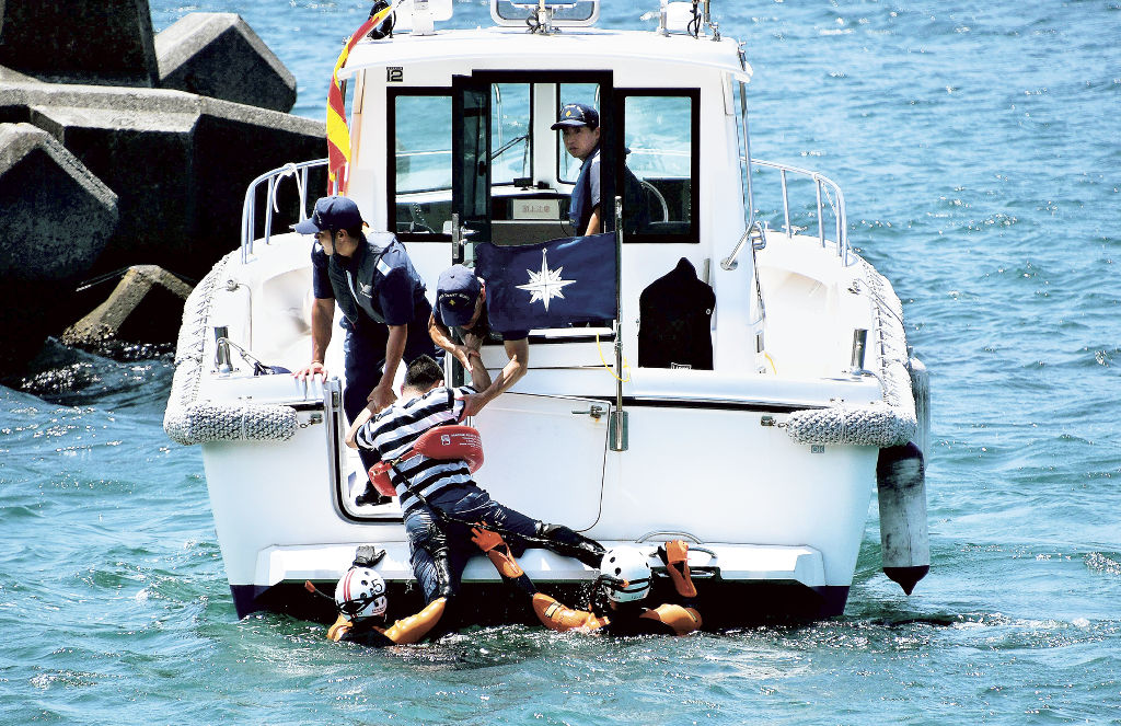 要救助者を船に引き揚げる訓練が行われた＝伊東市の宇佐美港防波堤灯台付近