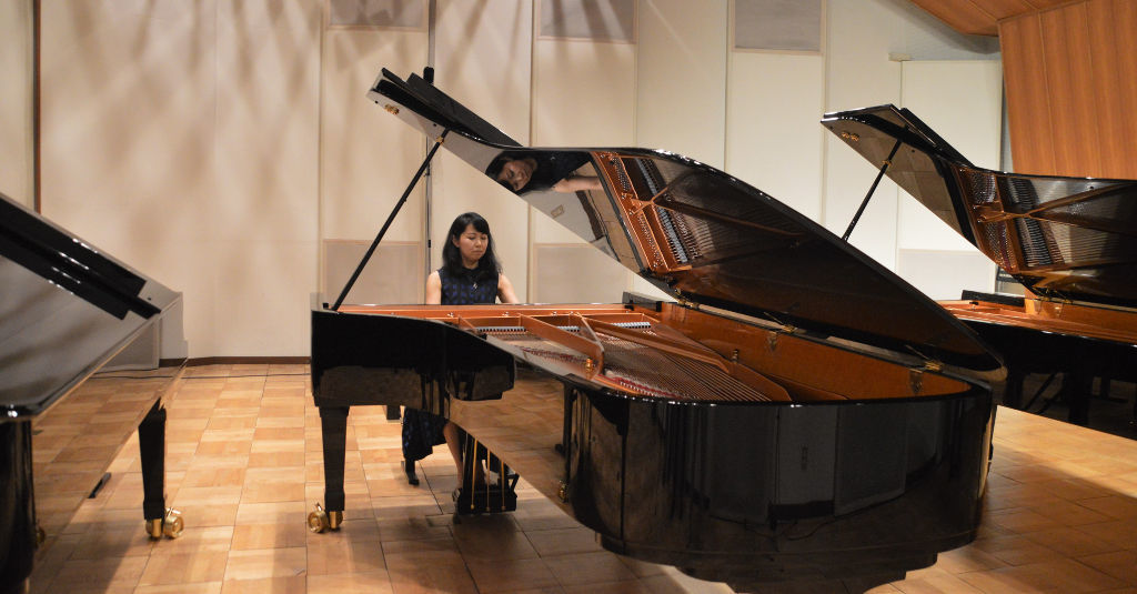 一音一音確かめるように弾き比べるピアニストの宮谷さん＝磐田市飛平松