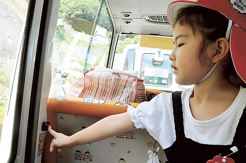 バス車内のボタンを押す園児＝下田市の下田認定こども園（写真の一部を加工しています）