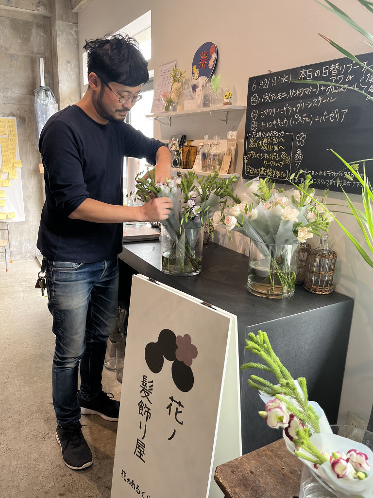 サブスク用の日替わりブーケを整える中村将史さん＝静岡市葵区の「花のあるくらし研究所」