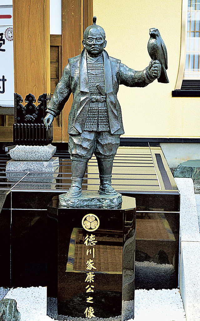 設置された徳川家康像＝静岡市葵区の安西寺