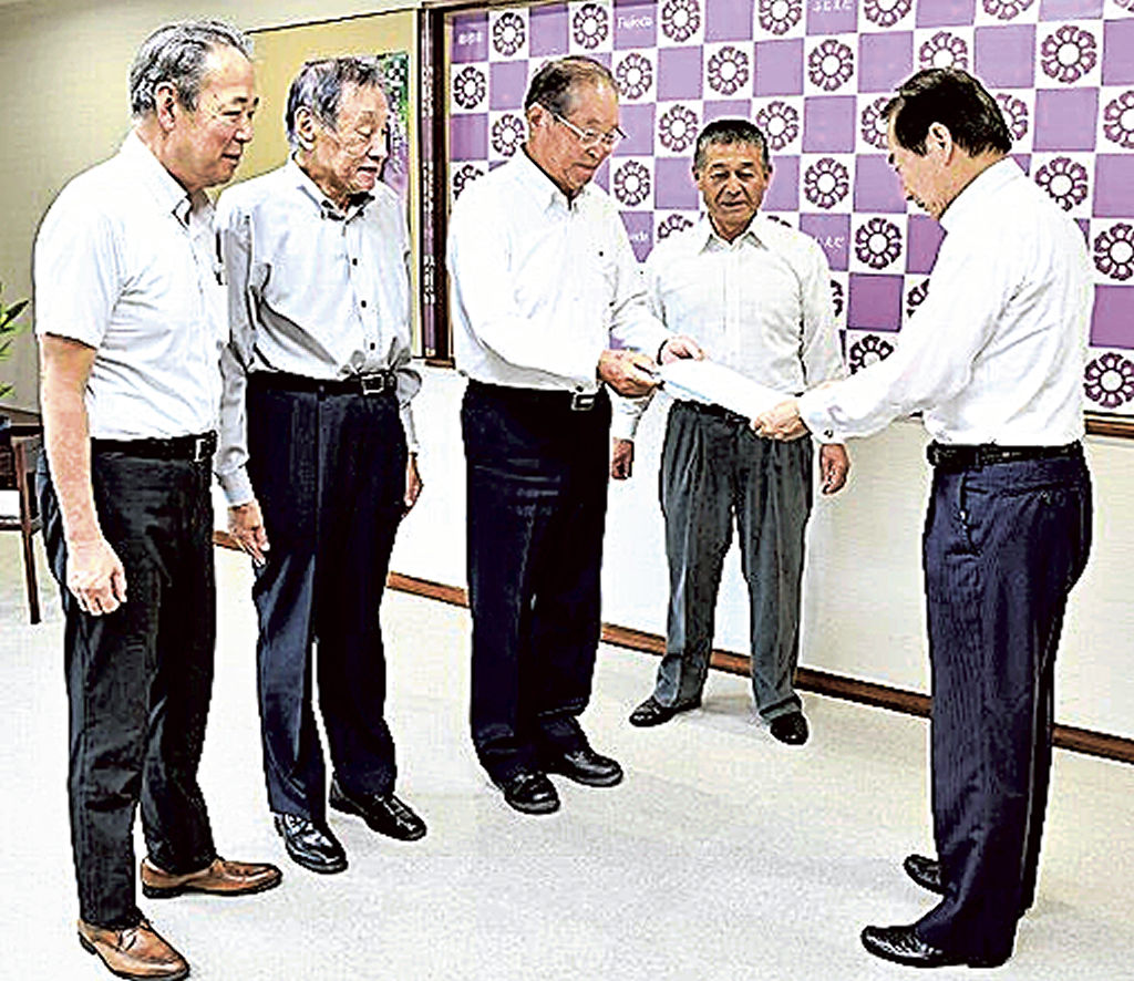 北村市長（右）に要望書を手渡す増田会長（右から３人目）ら＝藤枝市役所