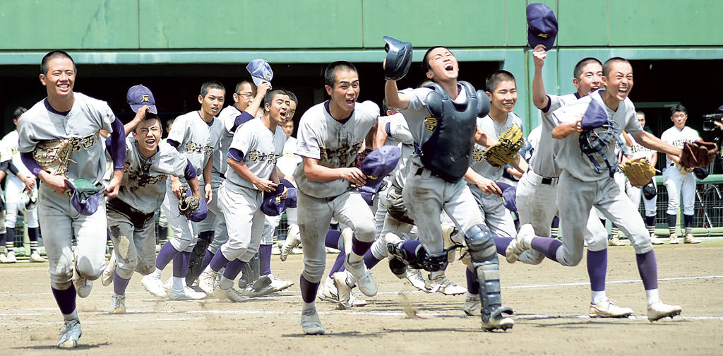 富士宮西―三島南　１６年ぶりの４回戦進出を決め、喜ぶ富士宮西ナイン＝清水庵原球場