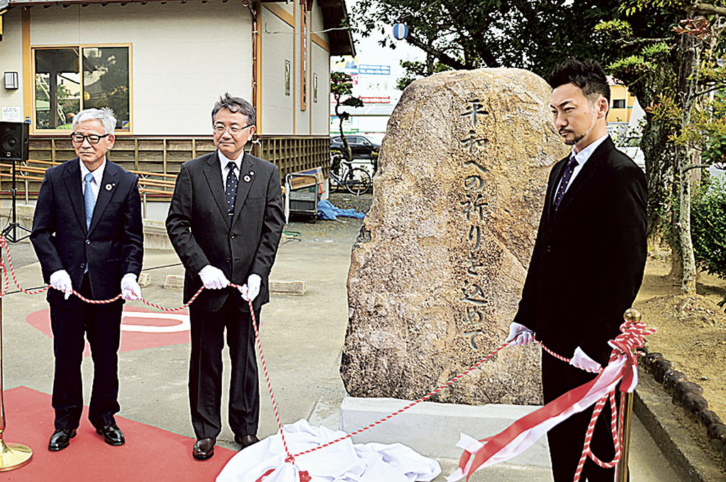 波岡さん（右）らの除幕でお披露目された記念碑＝浜松市中区の犀ケ崖古戦場