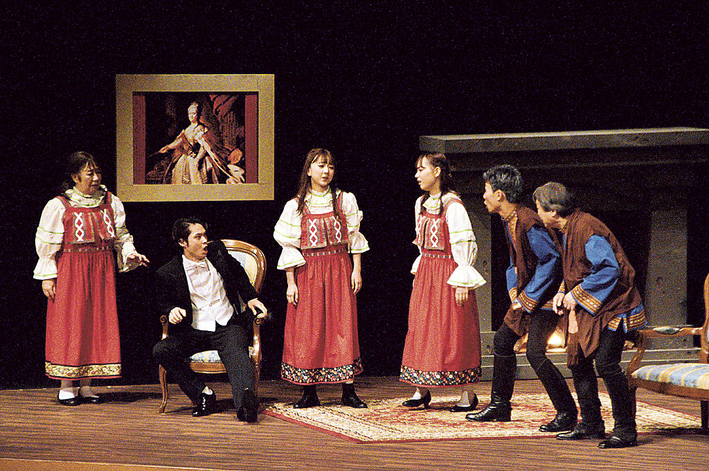 自身が高校時代に演じた「プロポーズ」を地元の演劇仲間や学生らと共演した磯村勇斗さん（左から２人目）