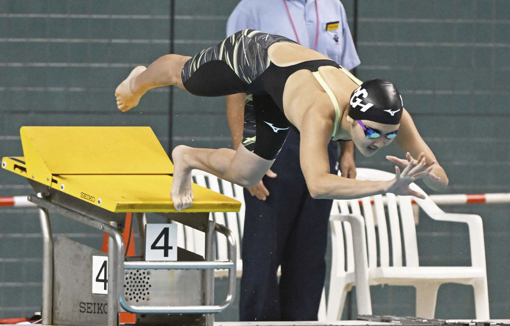 女子５０メートル自由形決勝　スタートの合図で飛び込む鈴木月渚（飛龍）。２５秒８２の県高校新記録で優勝した＝浜松市総合水泳場